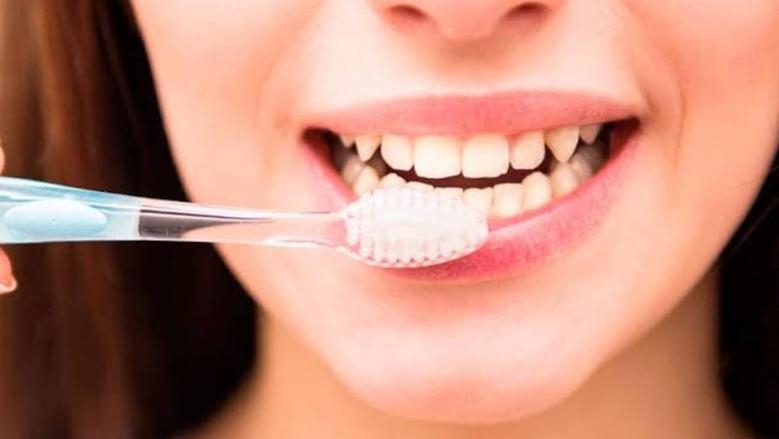 فرشاة مبللة... السر وراء تنظيف لطيف وفعّال للأسنان