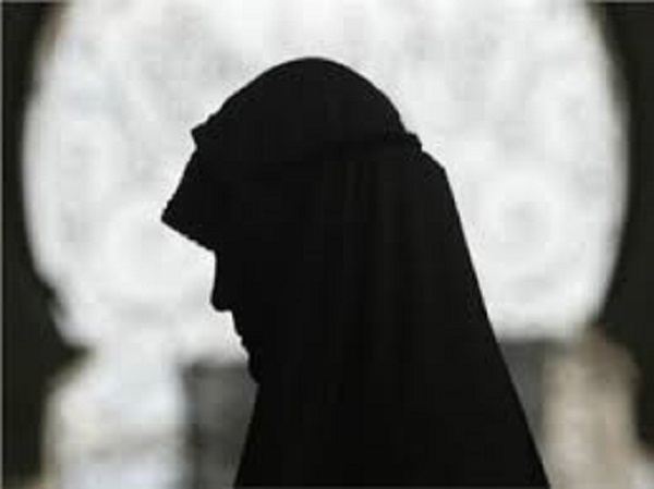 عدة المرأة المتوفى عنها زوجها بين التشريع الأول والنسخ القرآني