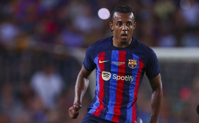 مدافع برشلونه علي ردار آرسنال الانجليزي