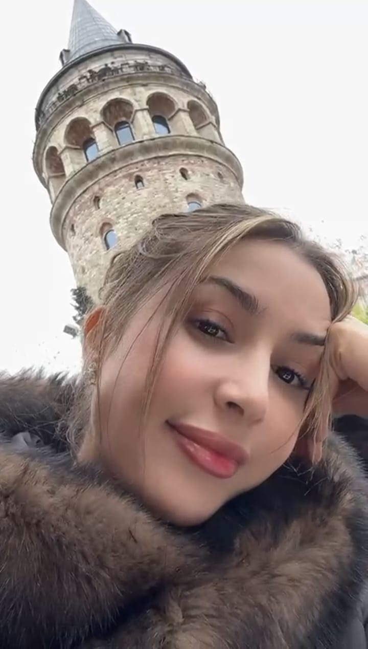 جنات تغني "ضعت منك" في اسطنبول بعد ساعات من زلزال تركيا