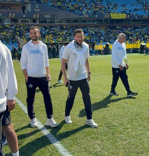 صور.. لاعبو بيراميدز يعاينون أرضية ملعب مباراة صن داونز