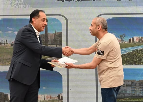 رئيس الوزراء يسلم عددا من عقود وحدات المبادرة الرئاسية سكن لكل المصريين بأكتوبر الجديدة