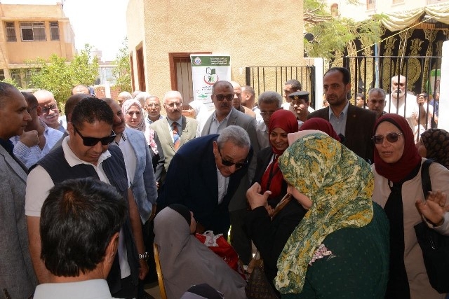 محافظ الغربية يشهد انطلاق أكبر قافلة طبية بقطور.. صور