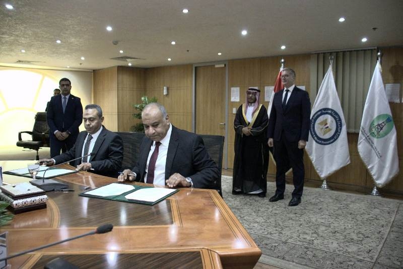 وزير البترول يشهد توقيع اتفاقية لإجراء مسح سيزمي بجنوب الصحراء الغربية