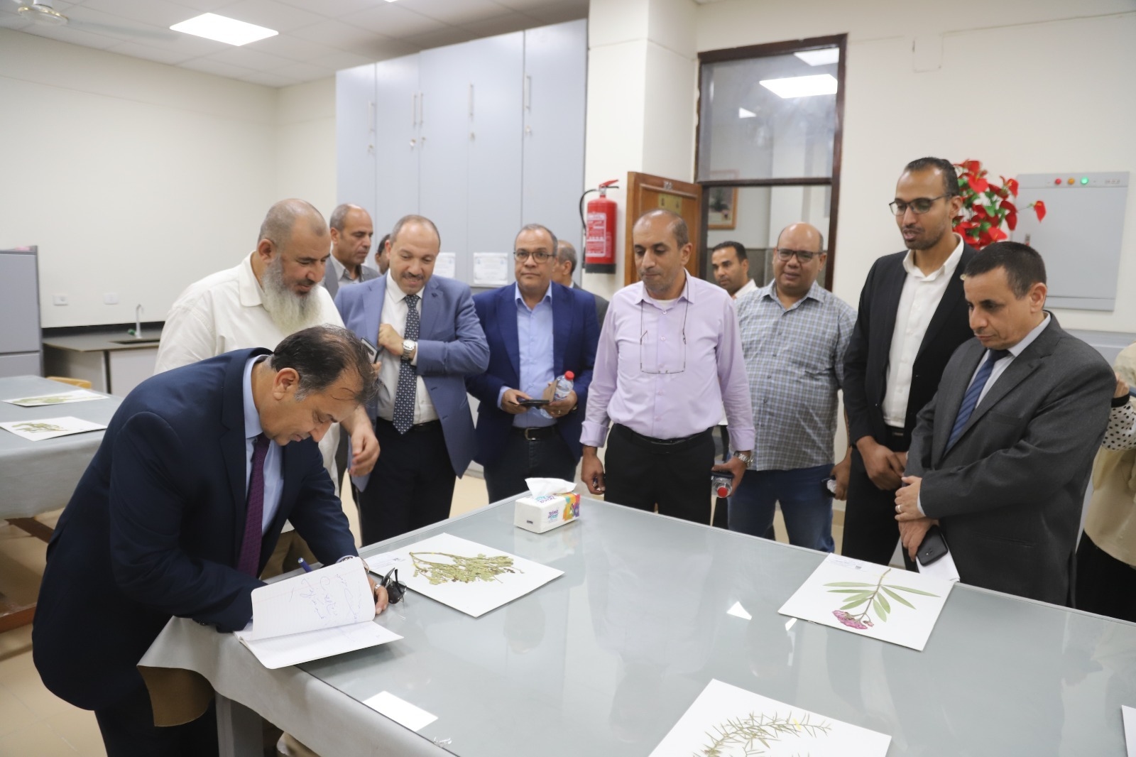 رئيس جامعة جنوب الوادي يتفقد مركز خدمات ذوي الإعاقة بكلية العلوم