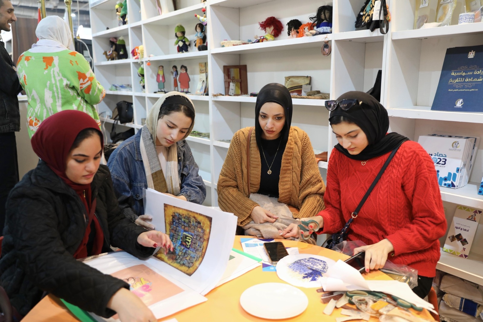 قومي المرأة ينظم ورشًا للحرف اليدوية بجناحه بمعرض الكتاب