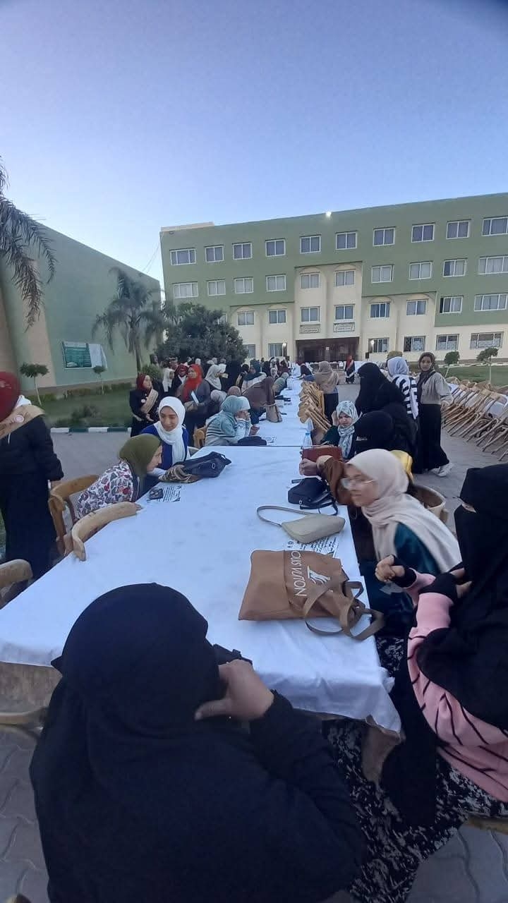 تكريم حفظةالقرآن والأمهات المثاليات بكلية بنات الازهر بالعاشر