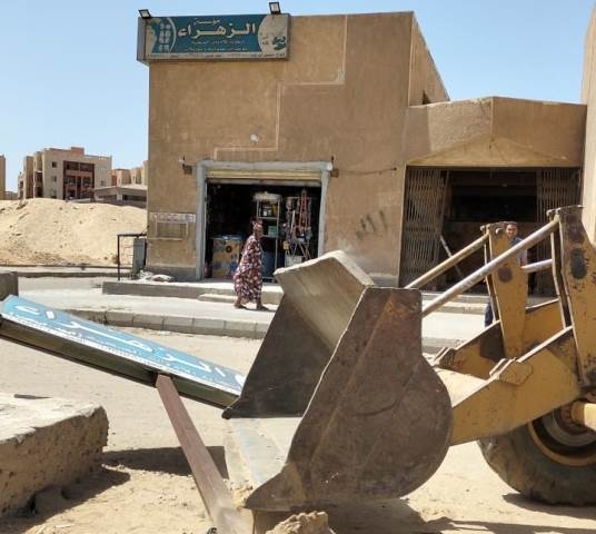 جهاز بدر يشن حملة على الإعلانات ويحقق أكبر حصيلة بتاريخ المدينة.. صور