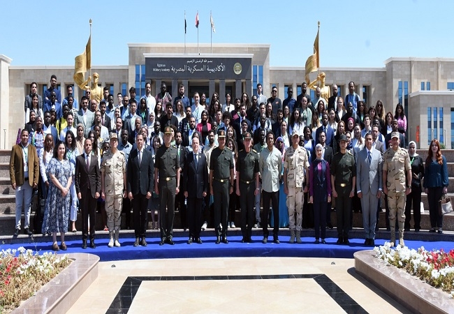 القوات المسلحة تنظم زيارات ميدانية لوفد من الشباب المصرى والأجنبى لعدد من المنشآت العسكرية