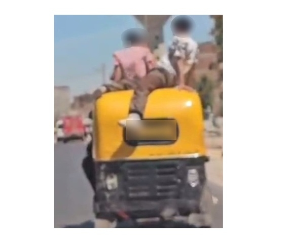 تفاصيل فيديو لـ قائد توك توك يسمح لطلاب بالجلوس على السقف بالبحيرة