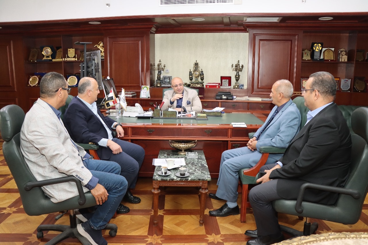 محافظ بني سويف يبحث مع"تيتان"التعاون في تطويرمصانع تدويرالمخلفات