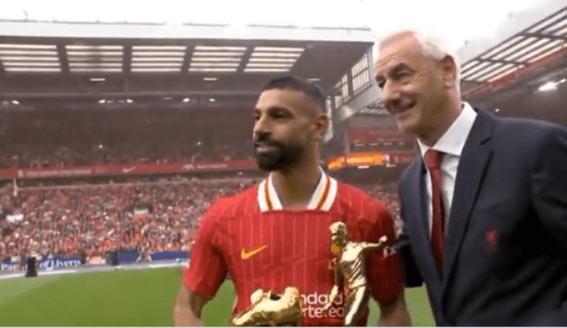 شاهد.. لحظة استلام محمد صلاح جائزة الحذاء الذهبى فى البريميرليج