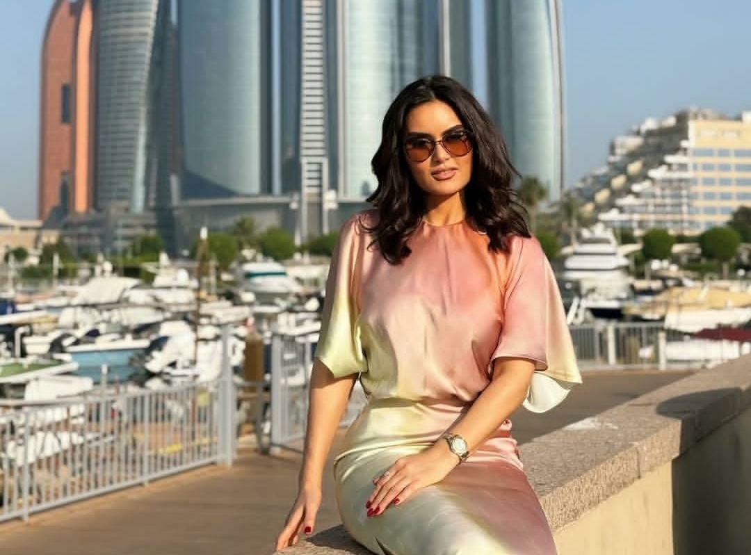 رشا مهدى تشوق متابعيها من أبوظبى وتعلق : "تفتكروا بصور ايه"