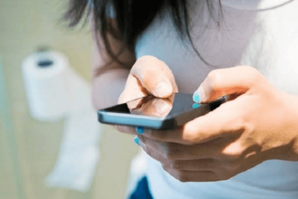 كيف تنتقل البكتيريا إلى هاتفك في الحمام؟