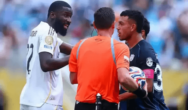 "فيفا" يحقق مع لاعب باتشوكا بسبب إساءة عنصرية لروديجر