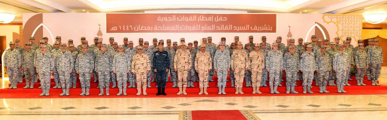 وزير الدفاع يشارك مقاتلى القوات الجوية تناول وجبة الإفطار