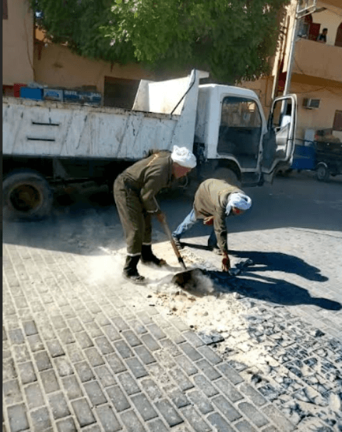 تنفيذ أعمال ترميم للحفر بأرضيات شارع خونسو بمدينة الأقصر