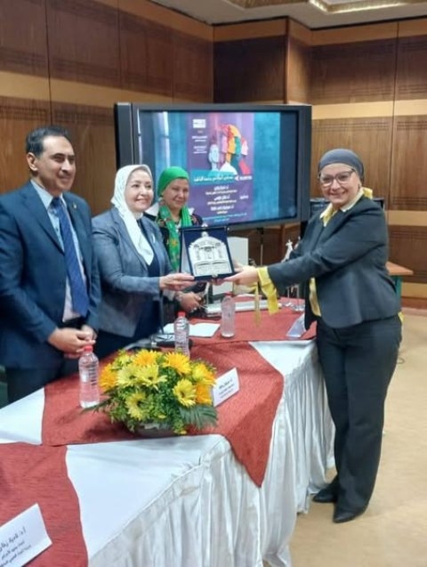 تكريم د.جيهان عزام عميد كلية التربية للطفولة المبكرة بجامعة القاهرة