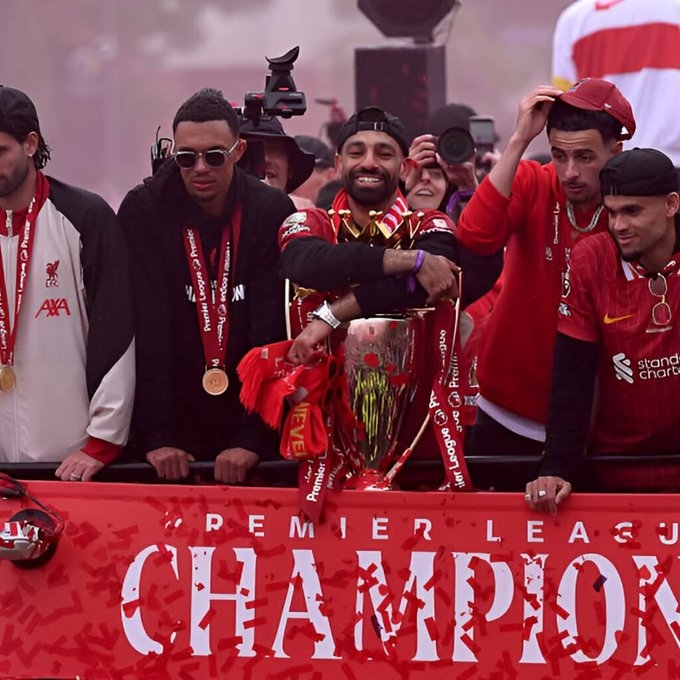 شاهد بالفيديو .. أرنولد يبكي وصلاح يواسيه خلال مسيرة ليفربول