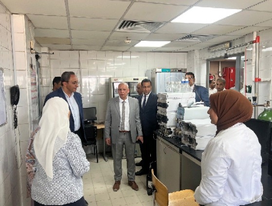 محافظ قنا يتفقدمركز تدريب العاملين على إجراءات سلامة شركة المياه