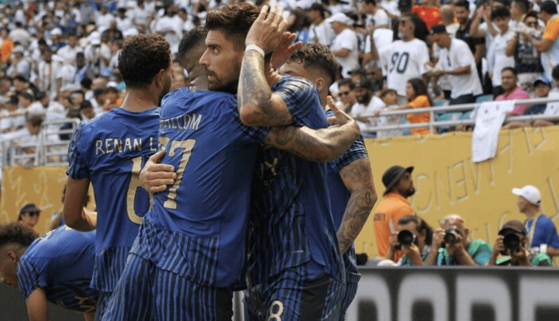 واقعة مثيرة.. مشجع يقتحم الملعب في الهلال ضد باتشوكا .. ماذا فعل