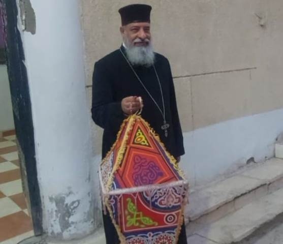 داخل مقر كنيسة الكاثوليك القمص يؤانس يعلق فانوس رمضان