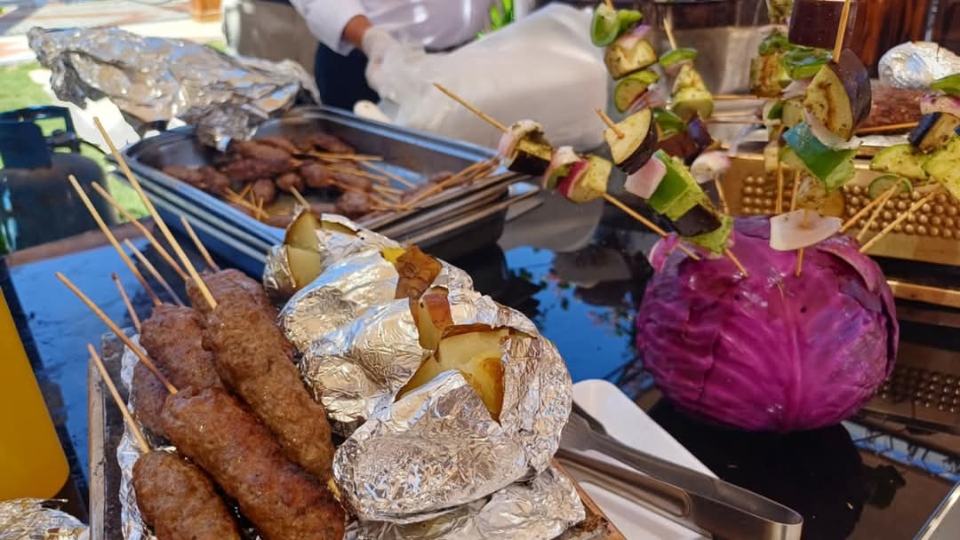 مهرجان الجمبري المشوى يجذب السياح على شواطئ الغردقة ..صور