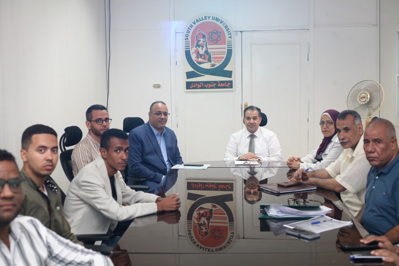 رئيس جامعة جنوب الوادي يناقش التطبيق الالكترونى تسجيل الحضور
