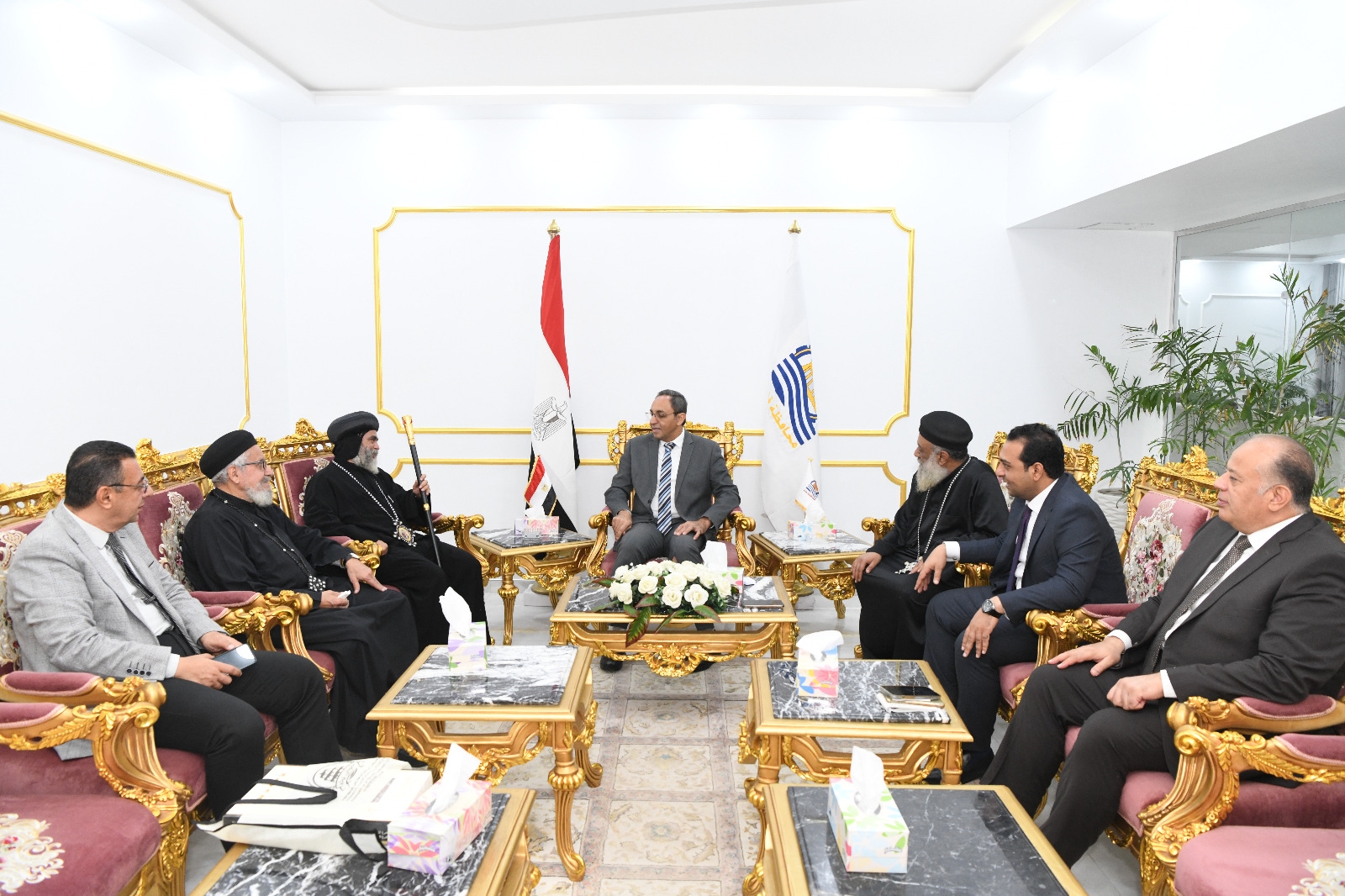محافظ قنا يستقبل وفود كنائس المحافظة لتقديم التهنئة بعيد الفطر