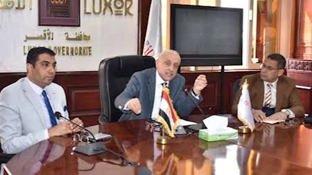 نائب محافظ الأقصر يبحث تنفيذ مشروع منطقة حرفية متكاملة بالبغدادى