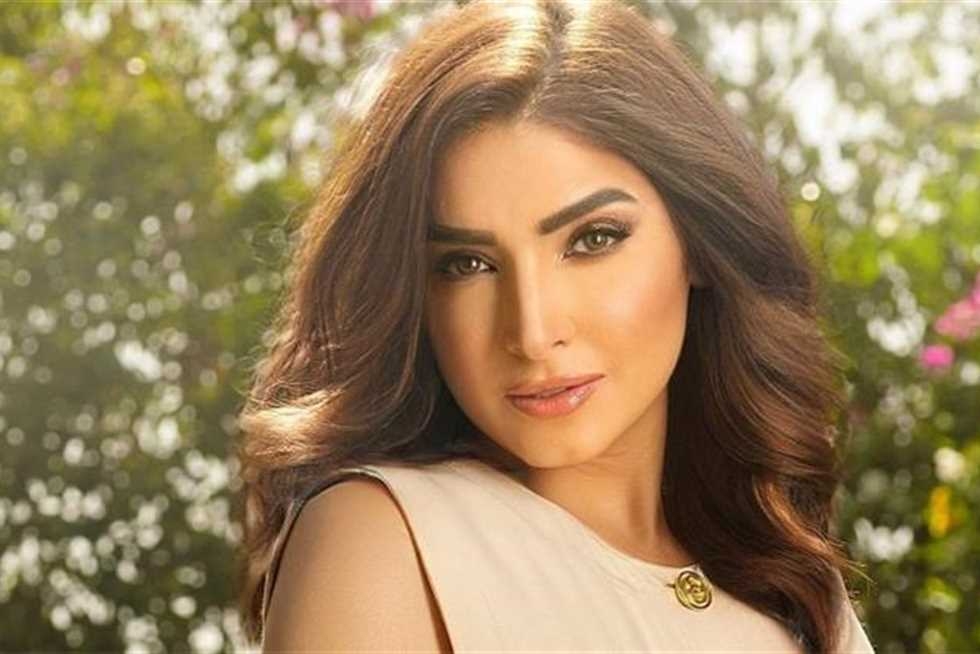روجينا تحتفل بيوم ميلادها وسط نجوم الفن .. فيديو