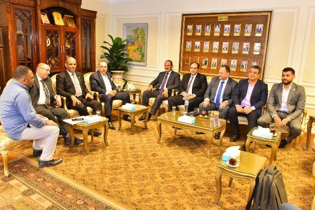 محافظ أسيوط يلتقي وفد من المالية وشركة"E-Finance"لمتابعة التطوير