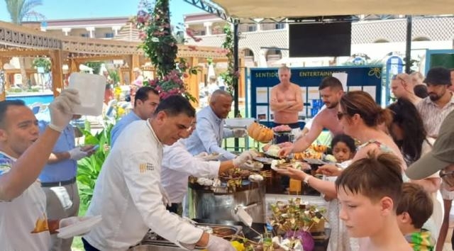 مهرجان الجمبري المشوي يبهر السياح علي شواطئ الغردقة