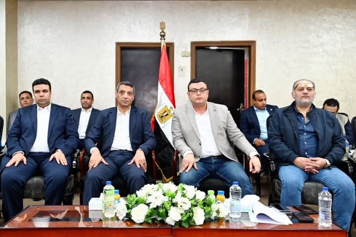 وزير الإسكان يعقد اجتماعًا بمقر جهاز مدينة السويس الجديدة
