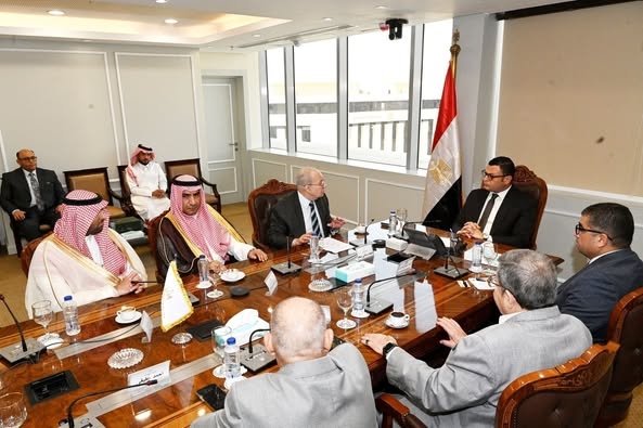 وزير الإسكان يستقبل وفدا سعوديا رفيع المستوى لبحث التعاون