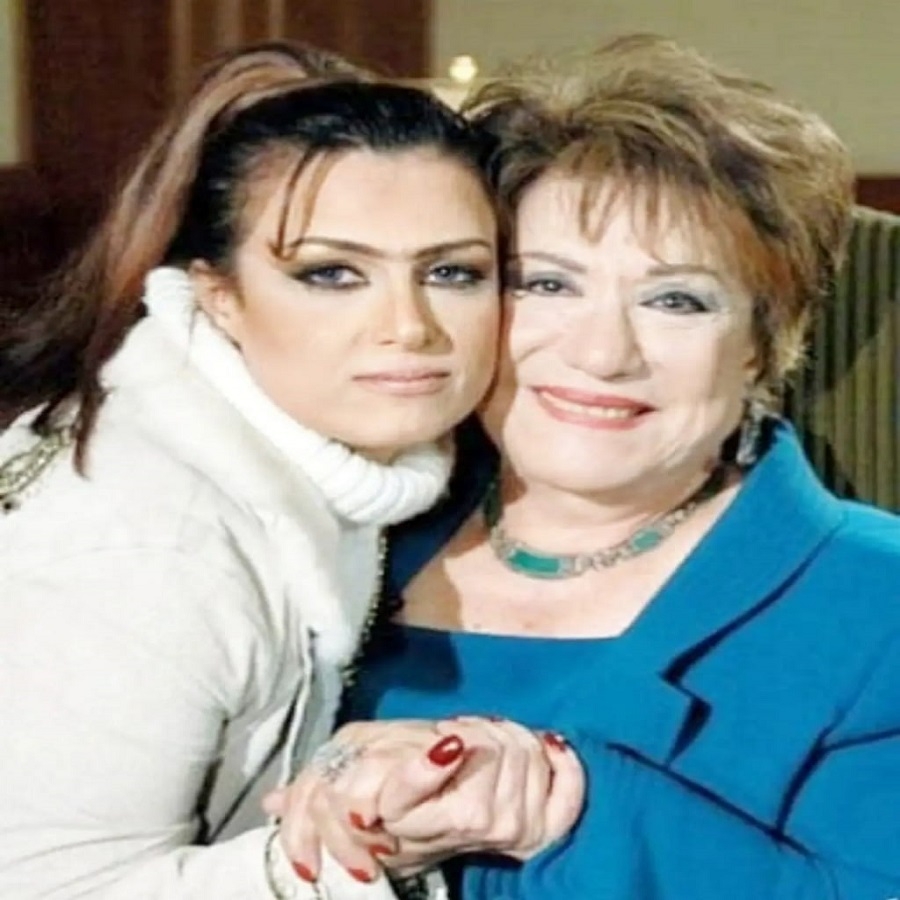 شاهد .. سيمون تودع سميحة أيوب عبر السوشيال ميديا