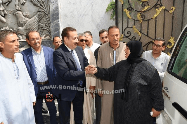 خلال لقائه بأسر شهداء كفر السنابسة