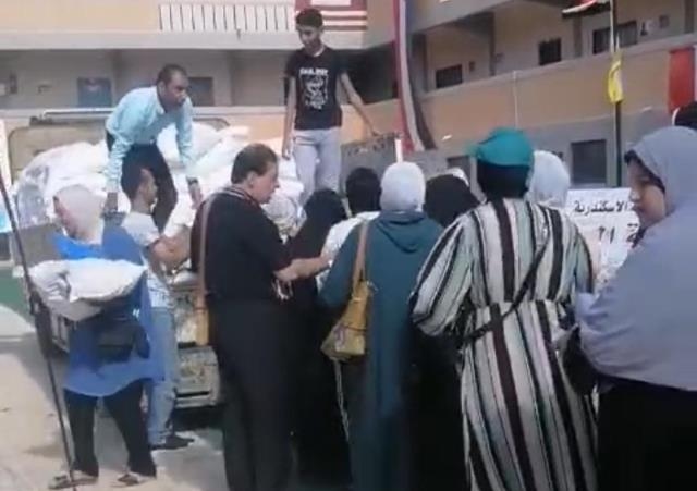 توزيع المواد الغذائيّة على الأسر الأولى بالرعاية بحي الجمرك
