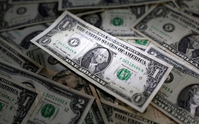 الدولار يتراجع بسبب غموض التجارة وتوجه المستثمرين نحو اليورو والين