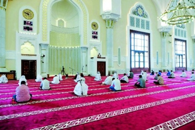 إطالة الإمام الخطبة فى صلاة الجمعة وقصره فى الصلاة..ما حكمه؟