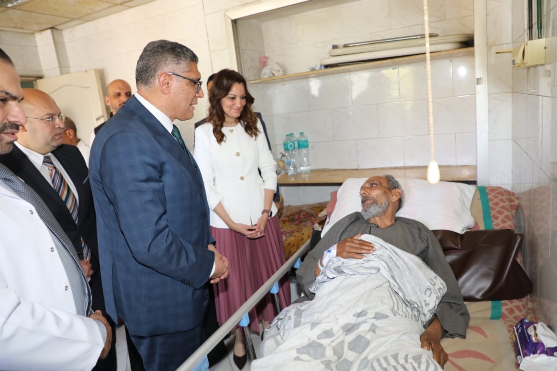 محافظ الجيزة يزوى مستشفى إمبابة العام