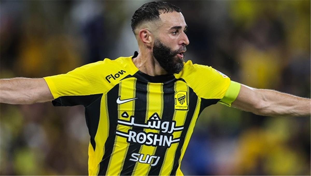 شاهد .. بنزيما يرفع كأس خادم الحرمين الشريفين