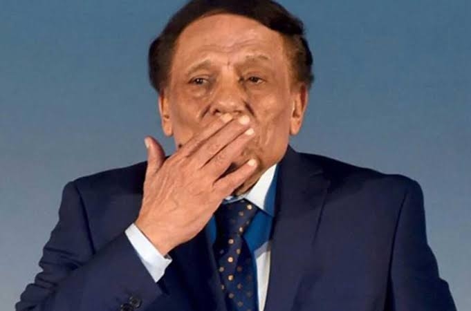حقيقة ظهور الزعيم عادل إمام على فراش المرض.. صورة قلبت السوشيال ميديا