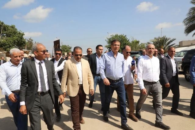 وزيرالزراعة ومحافظ الشرقية يتابعان توريد القمح فى شونة العزيزية
