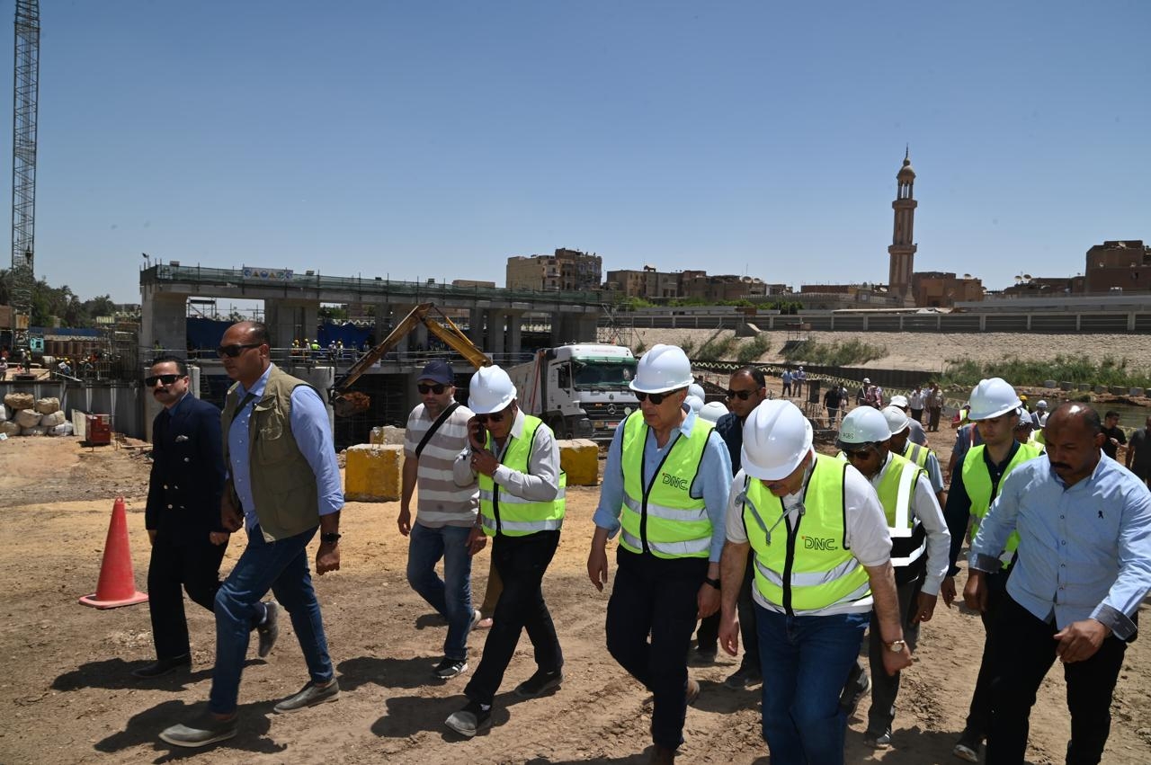 محافظ أسيوط يستقبل وزيرالموارد المائية ويتفقدان مشروع قناطر ديروط