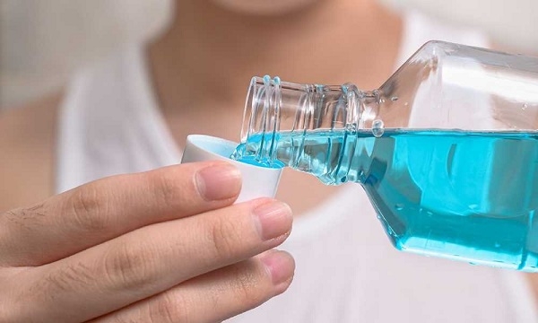 5 أخطاء شائعة عند استخدام غسول الفم... هل تقع في أحدها؟
