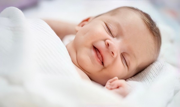 لماذا يضحك الأطفال أثناء نومهم؟