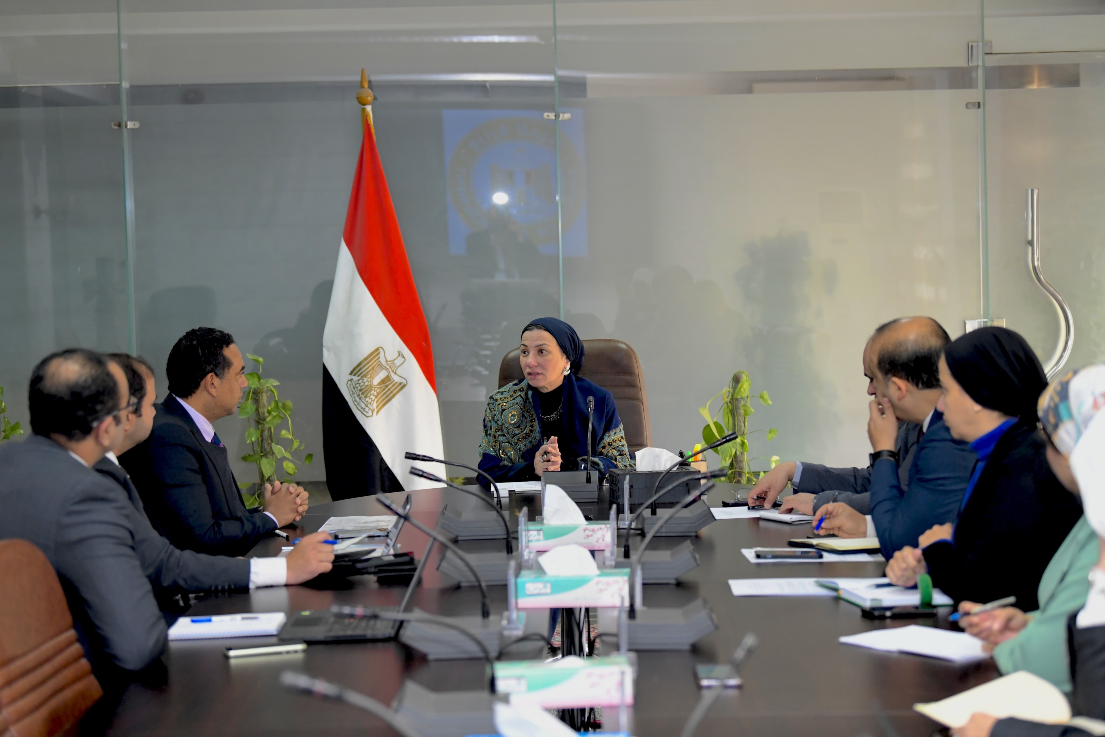 البيئة تبحث تنفيذ عدد من المشروعات في مجال المخلفات والتنوع البيولوجي