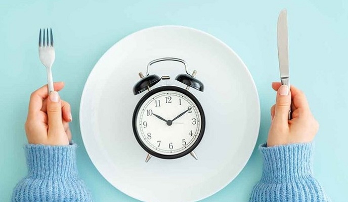 دراسة تكشف عن تأثير مدهش للصيام المتقطع على الدماغ والأمعاء