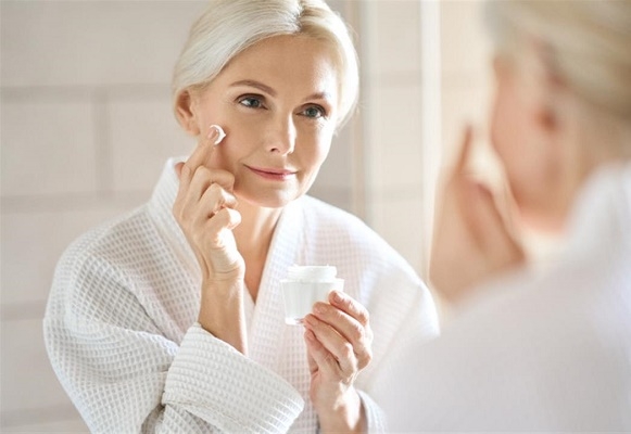 10 نصائح ذهبية لبشرة شابة ونضرة تدوم طويلاً